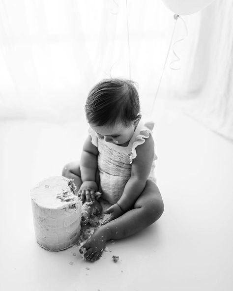 1st Birthday Indoor Photoshoot, 1year Birthday Photoshoot Ideas, At Home Smash Cake Photo Shoot, Minimalist First Birthday Photoshoot, Studio One Year Pictures, 1st Birthday Cake Smash Photoshoot, 1st Birthday Photo Shoot Ideas, Simple First Birthday, First Birthday Photoshoot