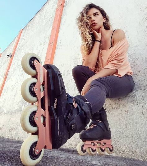 Retro Outfits Aesthetic, Moxi Roller Skates, Roller Skating Outfits, Roller Blades, Skate Aesthetic, Retro Roller Skates, Skating Aesthetic, Skate Girl, Roller Skaters