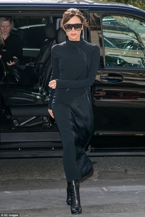 Mba Aesthetic, Viktoria Beckham, Loose Bun, Beckham Style, Victoria Beckham Outfits, Victoria Beckham Dress, Victoria Beckham Style, Victoria Fashion, Victoria B