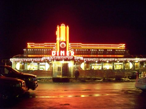 Les "Diners" sont une curiosité américaine à voir absolument ! Ces restaurants rétros proposent une décoration qui vous ramène aux années 50, à l'époque de l'âge d'or de l'Amérique. James Dean n'est pas loin ! Diner Restaurant, James Dean, Dean, Diner, Broadway Show Signs, Broadway Shows, Ram, Broadway, Restaurant