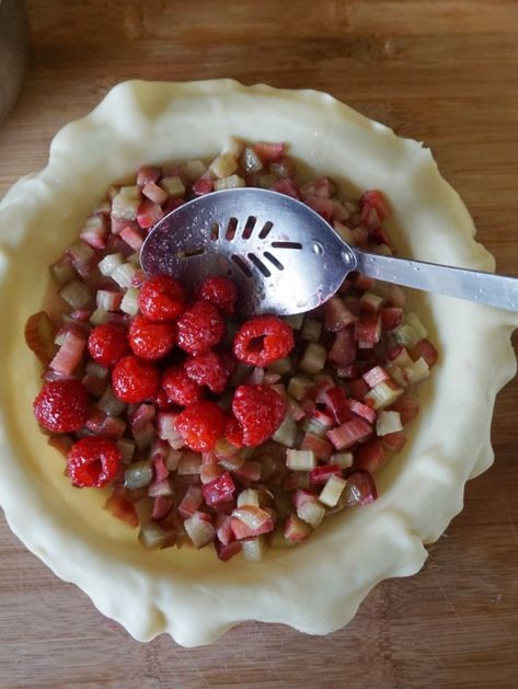 Easy Strawberry Rhubarb Pie, Raspberry Rhubarb Pie, Fresh Raspberry Recipes, Rhubarb Crumble Pie, Raspberry Pie Recipe, Lattice Pie Crust, Rhubarb Recipes Pie, Strawberry Rhubarb Crumble, Raspberry Rhubarb