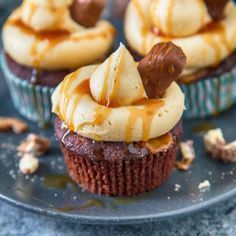 These Twix Cupcakes are out of this world amazing! A soft, rich chocolate cupcake filled with bits of Twix and topped with caramel frosting and sauce! Twix Cupcakes, Chocolate Cupcakes Filled, Parties Food, Fresh Drink, Thanksgiving Cupcakes, Fun Cupcake Recipes, Cupcake Tray, Caramel Frosting, Thanksgiving Desserts