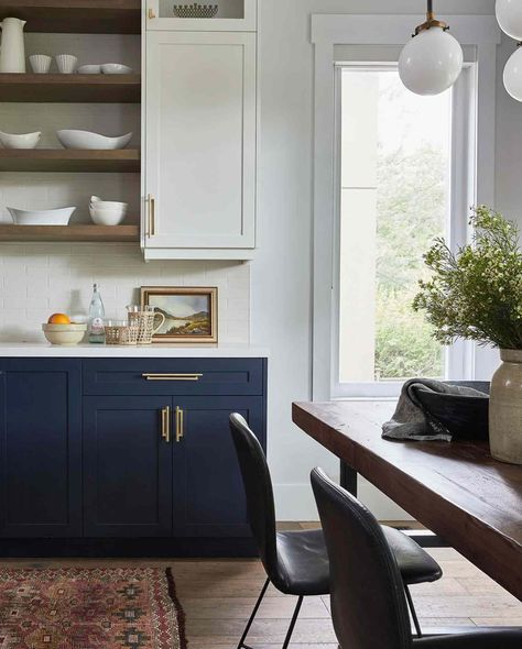 Kitchen Hardware Trends, Navy Kitchen Cabinets, Blue Shaker Cabinets, White Upper Cabinets, Blue Kitchen Designs, Redo Kitchen Cabinets, Navy Kitchen, High Cabinet, White Backsplash