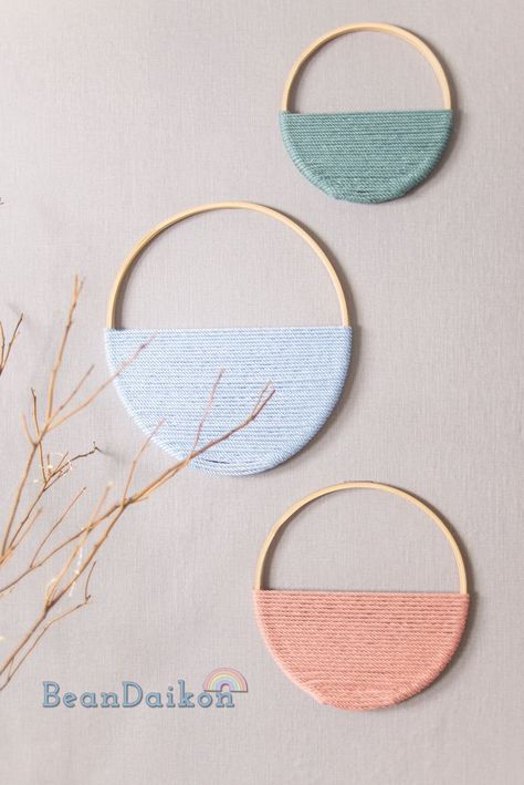 Round Wall Decor Ideas, Wall Circle Decor, Unique Wall Hanging Ideas, Wall Hanging Ideas Handmade, Circle Wall Hanging, Circle Wall Decor, Macrame Circle, Creative Photo Frames, Hoop Wall Hanging