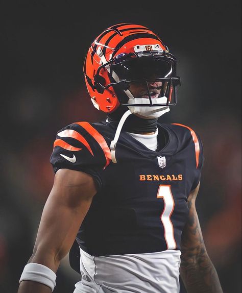 Nfl Pfp, Jamar Chase, Madden 25, Jamarr Chase, Football Poses, Cincinnati Bengals Football, Nfl Football Pictures, Nfl Football Art, Bengals Football