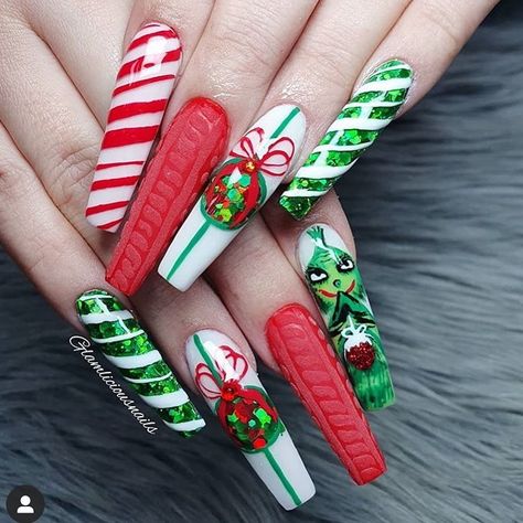 16 Nails, Unghie Sfumate, Holiday Nails Christmas, Candy Cane Nails, Holiday Nail Designs, Christmas Nails Easy, Cute Christmas Nails, Christmas Gel Nails, Christmas Nail Art Designs