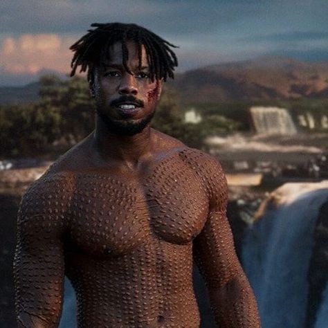 Newly Revealed '#BlackPanther' Behind The Scenes Photo Of #MichaelBJordan Receiving His #Scarification/Cicatrisation Make-Up & Prosthetics Design For His Villainous Yet Badass #Killmonger Role! #MarvelStudiosl #MCU #Wakanda #CinemaStudios Gym Men Motivation, Jordan Tattoo, Erik Killmonger, Black Panther Party, Michael B Jordan, Tattoo Black, Arte Cyberpunk, Black Panther Marvel, Movie Lover