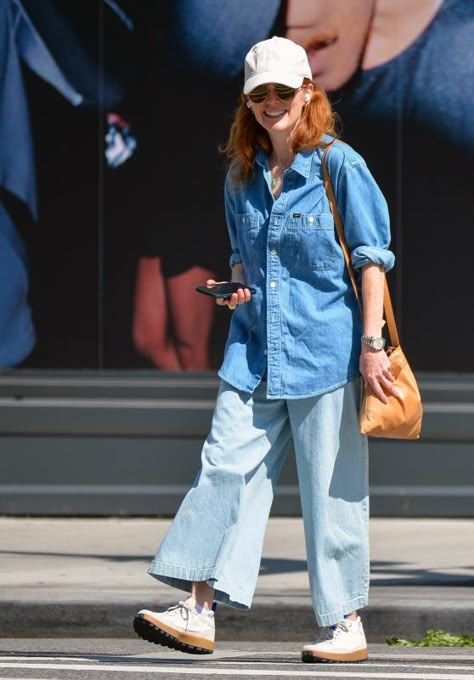 Julianne Moore in Downtown Manhattan 08/30/2023 Julianne Moore Street Style, Julianne Moore Style, Street Syle, Minimalist Fashion Women, Downtown Manhattan, Outfit Shopping, Julianne Moore, Teacher Outfit, Celebrity Trends