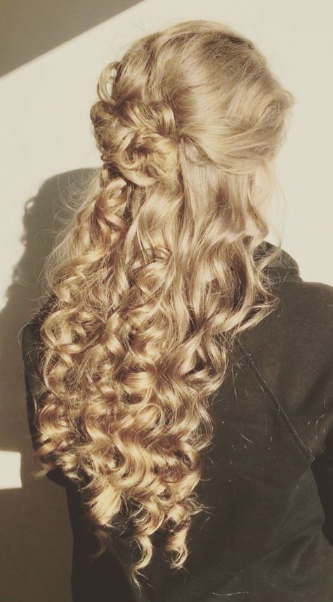 Curly Blonde Hair Styles, Curly Fantasy Hairstyles, 1813 Hairstyles, Prom Updos For Curly Hair, Hairstyle With Roses, Golden Curly Hair, Ethereal Hairstyles, Hair Styles Art, 18th Century Hairstyles