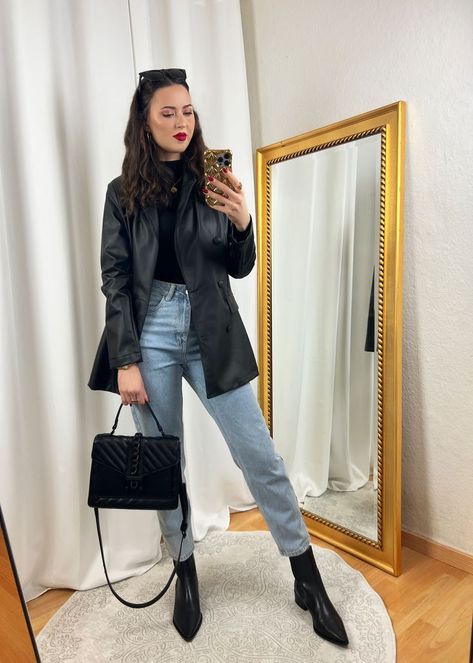 Black Leather Blazer and Light Mom Jeans Outfit Light Mom Jeans Outfit, Light Mom Jeans, Black Leather Blazer Outfit, Womens Leather Jacket Outfit, Jeans Blazer Outfit, Black Leather Jacket Outfit, Black Leather Blazer, Jacket Outfit Women, Blazer Outfits For Women