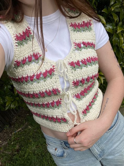 Crochet Tulip Vest, Crochet Flower Vest, Crochet Fits, Crocheted Sweaters, Flower Vest, Crochet Waistcoat, Crochet Sweater Vest, Vest Pattern Free, Knit Ideas