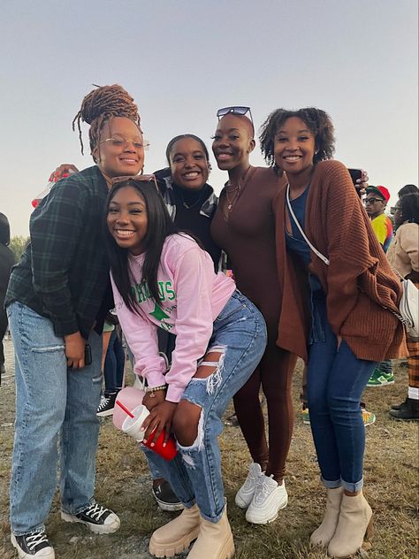 6 People Friend Group, Black High School Aesthetic, Black Friends Group, Black College Student Aesthetic, Black Community Aesthetic, College Aesthetic Black, Black College Aesthetic, Black Church Girl Aesthetic, Black Friends Aesthetic