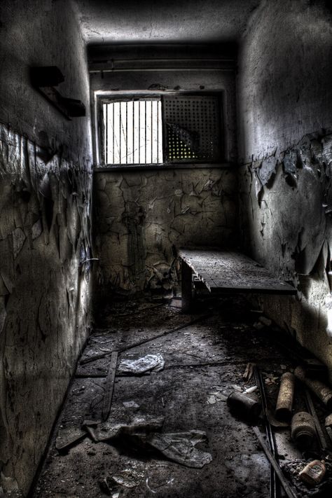 abandoned jails - Google Search Haunted Prison, Haunted Asylums, Abandoned Prisons, Prison Art, Prison Cell, Abandoned Hospital, London Wall, Abandoned Mansions, Scary Places