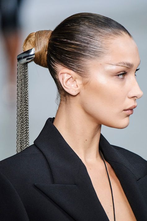 Mugler Hairstyle, Fashion Show Hairstyles, Show Hairstyles, Julie Christie, Runway Hair, Hair Accessories Vintage, Vlasové Trendy, Editorial Hair, Rebecca Ferguson