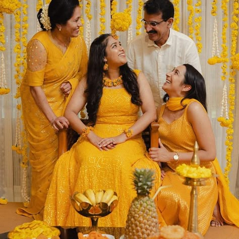 Haldi Family Photo, Haldi Portrait, Haldi Pic, Haldi Photography Ideas, Mehndi Poses, Haldi Pose, Haldi Photos, Haldi Photography, Haldi Poses For Bride