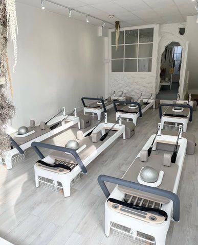 5 of the Most Beautiful Pilates Studios – PERKS Liftwear Small Home Pilates Studio, Pilates Room Decor, Boutique Pilates Studio, Studio In Garage, At Home Pilates Studio, Pilates Studio Aesthetic, Home Pilates Studio, Pilates Studios, Pilates Aesthetic