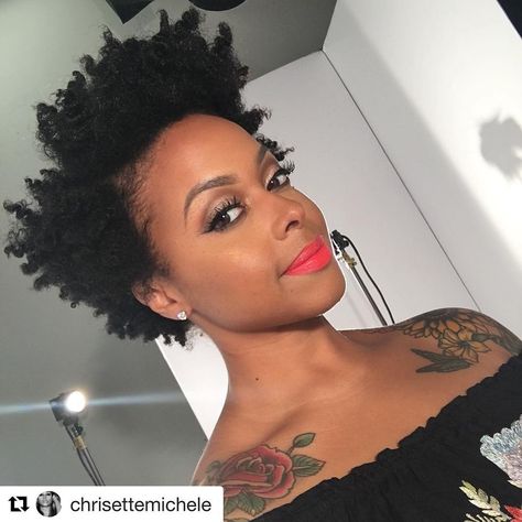 Lips poppin'! Hair coiled out! @chrisettemichele is giving us edgy goodness. 👌🏾👑#curlspiration #curlcaredetangler #kazmaleje  #Repost @chrisettemichele with @repostapp ・・・ Hey 💋 • • Beat: @lovingly_makeup Chrisette Michele, Short Hair Styling, Curly Hair Goals, Beauty Events, Hair Coils, Soul Singers, Woman Hair, Twist Out, My Fair Lady