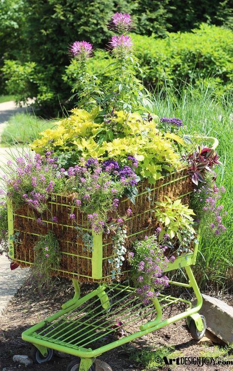 Shopping Cart Ideas Projects, Shopping Cart Garden, Old Shopping Cart Ideas, Shopping Cart Decor, Junkyard Garden, Quirky Garden Ideas, Diy Garden Decoration, Recycled Planters, Cart Ideas