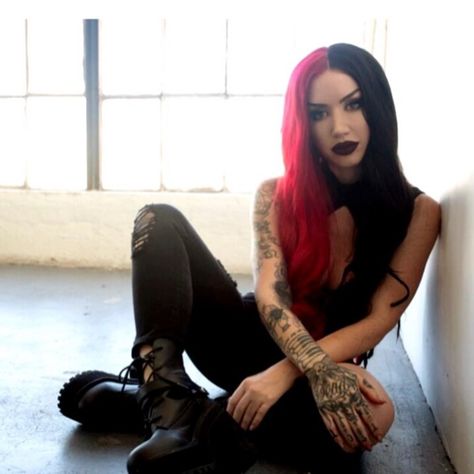 Ash Costello Makeup, Cartoon To Watch, Ash Costello And Maria Brink, Vampire Outfits, Straight Eyebrows, Ashley Costello, Ash Costello, Hex Girls, Vampire Clothes