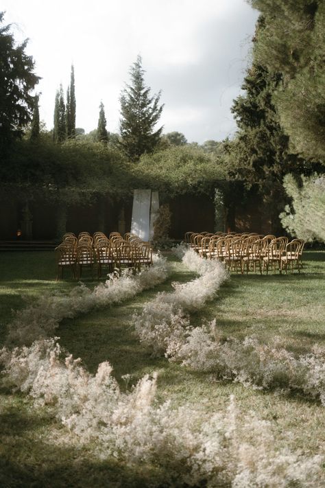 Minimal Ceremony Backdrop, Minimal Wedding Arch, Minimal Wedding Backdrop, Minimal Wedding Ceremony, Wedding Photo Backdrop Ideas, Farm Style Wedding, Wedding Ceremony Backdrop Outdoor, Kelsey Rose, Intimate Wedding Ideas