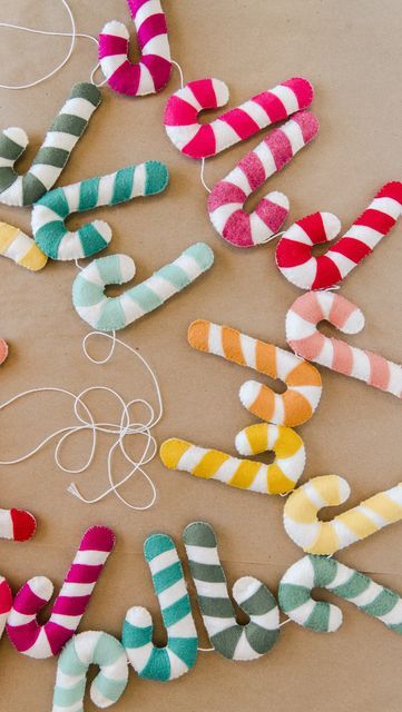 Felt Holiday Garland, Felt Decorations Diy, Diy Felt Garland Christmas, Diy Felt Christmas Garland, Diy Christmas Topper, Felt Christmas Banner, Christmas Felt Crafts, Felt Garland Christmas, Christmas Felt Garland