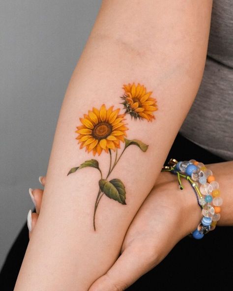 20+ Flower Tattoos That Are Both Stunning And Meaningful Small Tattoos Ideas For Women, Sunflower Tattoo Ideas, Tattoos Ideas For Women, Small Tattoos Ideas, Tato Minimal, Chic Tattoo, Beautiful Tattoos For Women, Beautiful Flower Tattoos, Small Pretty Tattoos