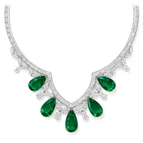 The Cathedral Emerald and Diamond Necklace and matching diamond earrings reveal the beauty of pear-shaped emeralds in a signature Harry Winston design. High Jewelry Design, Harry Winston Jewelry, Bridal Diamond Necklace, Eagle Necklace, Choker Collar Necklace, Tiaras Jewellery, Pearl Jewels, Harry Winston, Green Gems