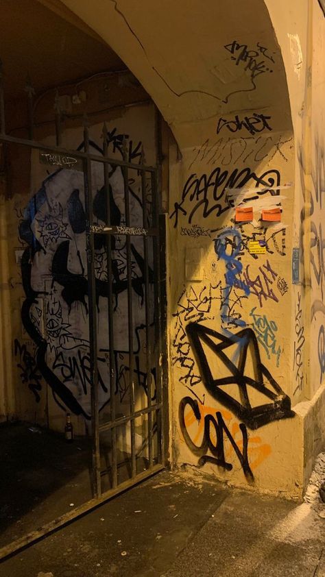 Urban Graffiti, Graffiti Style Art, Street Graffiti, Edgy Wallpaper, Night Vibes, Fantasy Aesthetic, Graffiti Styles, Photography Wallpaper, Cartoon Profile Pics