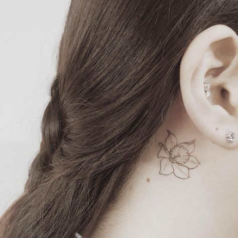 : Flower . #tattoo #tattoos #tattooing #art #tattooistdoy #inkedwall #design #drawing #타투 #타투이스트도이 #SwashRotary #dynamic #intenz #silverback #BellLiner #BellNiddle #TattooSupplyBell Tattoos Behind Ear, Behind Ear Tattoos, Daffodil Tattoo, Small Shoulder Tattoos, Ear Tattoos, Small Tattoos With Meaning, Small Flower Tattoos, Inspiration Tattoos, Small Wrist Tattoos