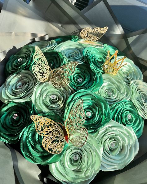 #emerald #flowers #reels #rose #diamond #ribbon #🖤 Emerald Flowers, Diy Bracelets With String, Diamond Ribbon, Rose Diamond, Ribbon Roses, Diy Bracelets, Emerald, Roses, Ribbon