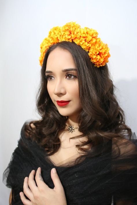 Mexican Headpiece, Mexican Flower Crown, Spanish Costume, Flower Garland Diy, Diy Hats, Latino Culture, Dead Makeup, Hand Fans For Wedding, Donna Dewberry