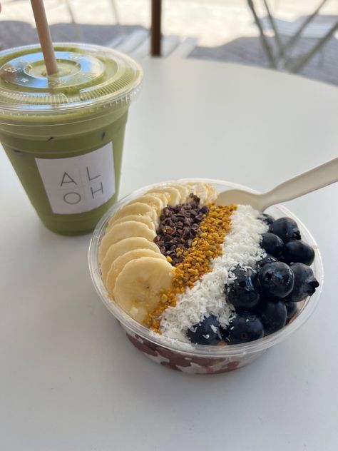 Aloh! Waikiki, Hawaii Waikiki Food Guide, Waikiki Food, Best Restaurants In Waikiki, Waikiki Eats, Hawaii Smoothie Bowl, Acai Bowl Aesthetic Beach, Waikiki Hawaii, Iced Matcha Latte, Iced Matcha