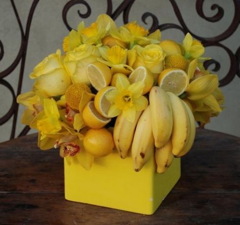 Fruit Flower Arrangements, Fruit Flower Basket, Fruit Bouquet Ideas, Vegetable Bouquet, Yellow Centerpieces, Lemon Centerpieces, Farmers Market Flowers, Deco Fruit, Food Bouquet