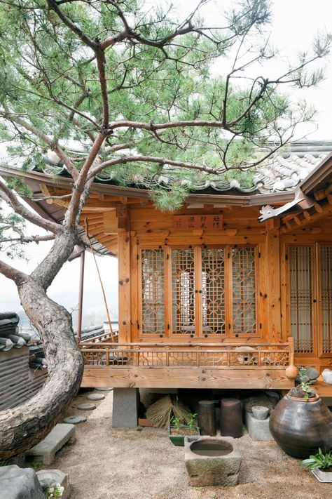 In Seoul, Two Hanoks Make a Modern Home - The New York Times Korean House Design, Korean Interior Design, Hanok House, Korean Traditional House, Traditional Korean House, Modern Japanese House, Cool Home Office, Funny Real Estate Quotes, Funny Real Estate