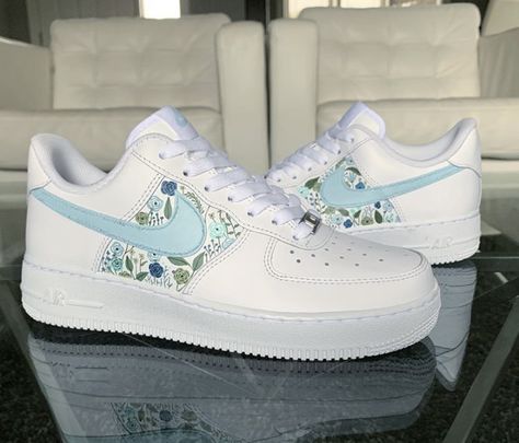 Air Force Designs Idea, Customised Nike Airforce 1, Airforce Painting Ideas, Painted Af1 Ideas, Painted Air Forces, Customised Shoes, Custom Af1 Ideas, Sneakers Painting Ideas, Painted Air Force 1 Flowers