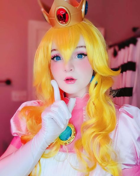 ♡ Meg ♡ on Instagram: “🍑🍑 Princess Peach 🍑🍑 ♡  #cosplay #cosplayer #cosplaygirl #wig #costume #anime #animecosplay #animecosplayer #princesspeach…” Princess Peach Cosplay Makeup, Princess Peach Makeup, Princess Peach Cosplay, Disney Princess Makeup, Mario Cosplay, Peach Cosplay, Mario And Princess Peach, Peach Mario, Gyaru Makeup