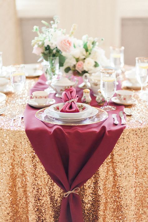 Burgundy Quinceanera Theme, Elegant Wedding Colors, Gold Wedding Centerpieces, Marsala Wedding, Maroon Wedding, Gold Wedding Theme, Gold Wedding Decorations, Runner Table, Table Wedding