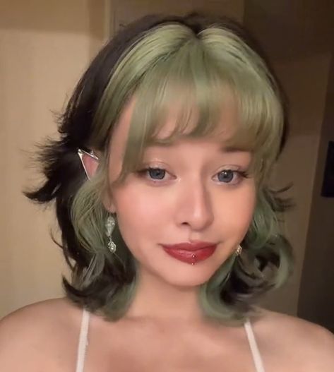 Hair Bangs Color Ideas, Blond Hair With Green Highlights, Halo Dyed Hair With Bangs, Aesthetic Hair Dye Ideas For Brunettes, Dyed Fringe Bangs, Green Bangs Brown Hair, Hair Dye Ideas Bangs, Short Hair With Bangs Dyed, Hair Color Ideas Bangs