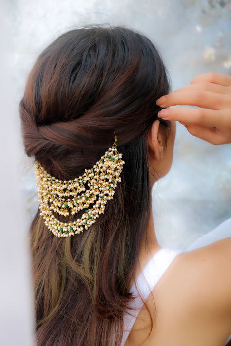 Chain Earing, Kaan Chain, Hair Style On Saree, Traditional Hairstyle, Indian Accessories, Jewelry Pakistani, Ear Chain, Hair Chains, Hair Accessories Pearl