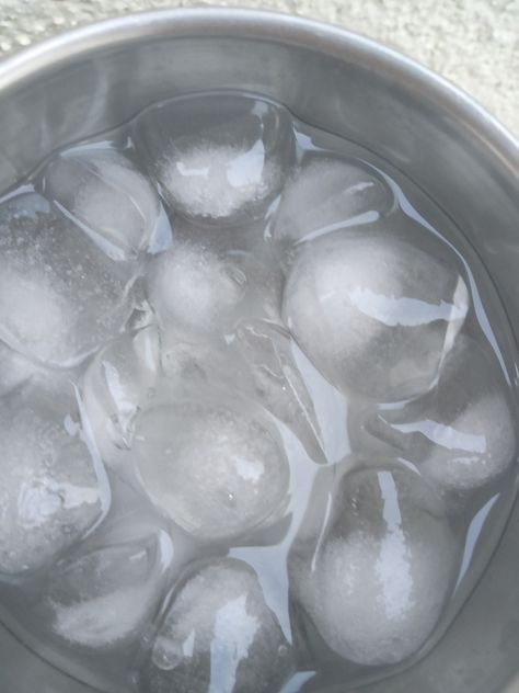 Ice Cubes Aesthetic, Ice Eater, Ice Witch, Salon Wallpaper, Ice Aesthetic, Agua Natural, 2010s Aesthetic, Water Aesthetic, Eating Ice