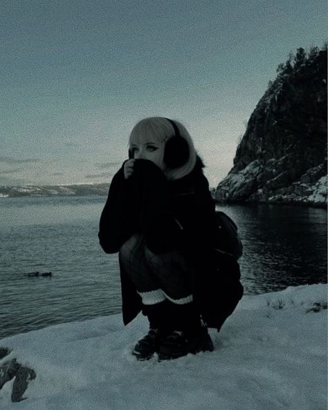 Alt Winter Aesthetic, Gothic Winter Aesthetic, Snow Photoshoot Aesthetic, Snow Poses For Instagram, Goth Winter, Gothic Winter Outfit, Winter Goth Outfits, Emo Scene Aesthetic, Winter Goth