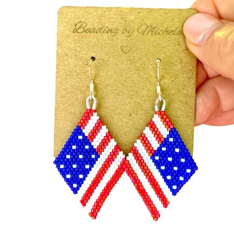 These Handwoven Earrings Are Crafted With Tiny High-Quality Glass Beads And Have Been Carefully Woven To Showcase A United States Flag, Perfect For The Fourth Of July, Memorial Day, Or Any Other Patriotic Occasion. They Have A Drop Length Of Close To 2.75 Inches. The Earrings Are Extremely Lightweight And Comfortable To Wear. Their Patriotic Color And Design Are Sure To Delight. Pattern Credit: Handmadeinua Flag Beaded Earrings, Fourth Of July Earrings, Earring Templates, Flag Beads, Handwoven Earrings, Patriotic Earrings, Diy Earrings Polymer Clay, Holiday Beading, Earrings Polymer