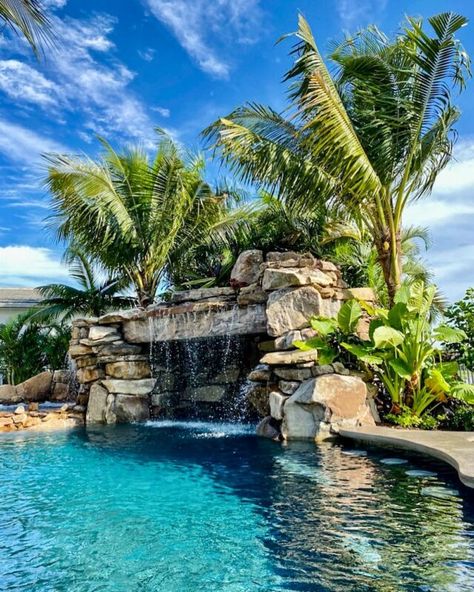 Beautiful Pools Backyard, Pool Designs Modern, Backyard Ambiance, Tropical Pools, Lakeview House, Pool Waterfalls, Pool Design Modern, Grotto Pool, Insane Pools