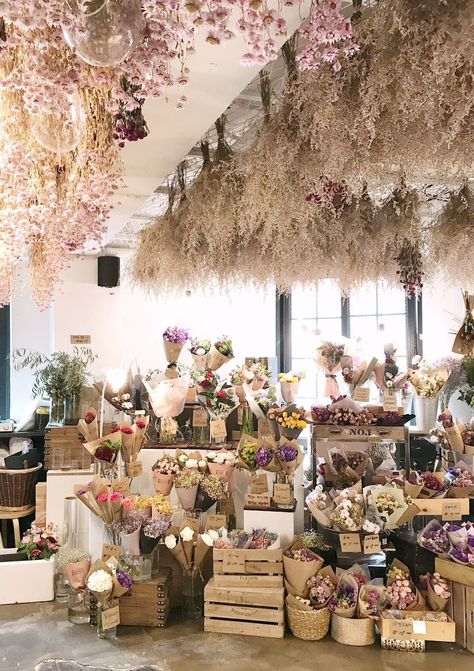 Dried Flower Retail Display, Dried Flower Market Stall, Flower Vendor Booth, Small Flower Shop Interiors, Dried Flowers Display, Dried Flower Bar, Dried Flower Display, Flower Shop Display, Flower Shop Interiors