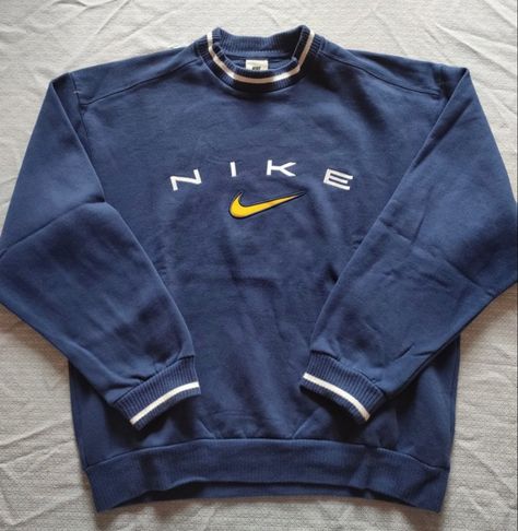 Rare Nike 💙 Pull Vintage Nike, Old Nike Sweatshirt, Old Nike Clothes, Sweatshirt Ootd, Nike 90s Vintage, Shirt Reference, Old Nike, Vintage Nike Shirt, Old Nikes