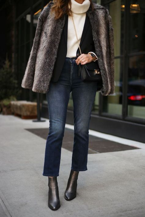 Cropped Jeans Outfit, Winter Fit, Cropped Flare Jeans, Rocker Chic, Looks Street Style, Style Fall, Snow Storm, 2023 Fashion, Casual Winter Outfits