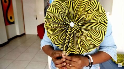 Follow this easy DIY fabric fan tutorial to discover how to make a circle hand fan with fabric, using colorful Ankara prints and popsicle sticks. Make Sandals, Hand Fans Diy, African Fabric Accessories, Fabric Hand Fan, Crochet Belt, Diy Fan, Paper Fans, Fabric Accessories, Craft Corner