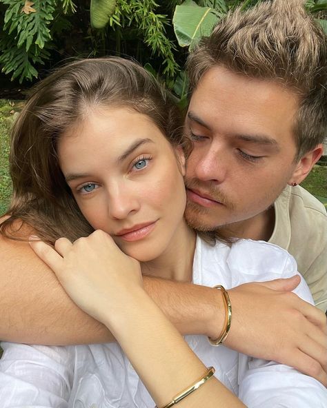 Unbreakable bond @tiffanyandco 💛 #TiffanyLock #TiffanyPartner | Instagram Dylan And Cole, Victoria Secret Show, Palvin Barbara, Vogue France, Dylan Sprouse, Jeanne Damas, Happy Wife, Tom Kaulitz, Cole Sprouse