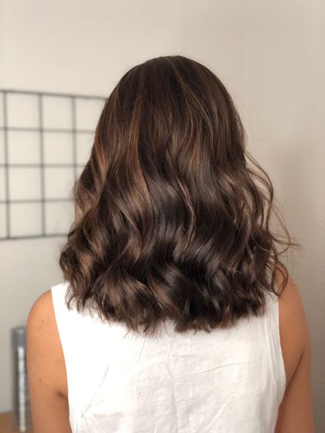 Mid Length Hairstyles Brown Hair, Light Brown Balayage Wavy Hair, Medium Solid Brown Hair, Loose Curls Medium Length Hair Brown, Wavy Brunette Hair Medium, Medium Length Haircut Fine Wavy Hair, Natural Highlights For Brown Hair Short, Medium Length Haircut Wavy Curls, How To Put Up Shoulder Length Hair