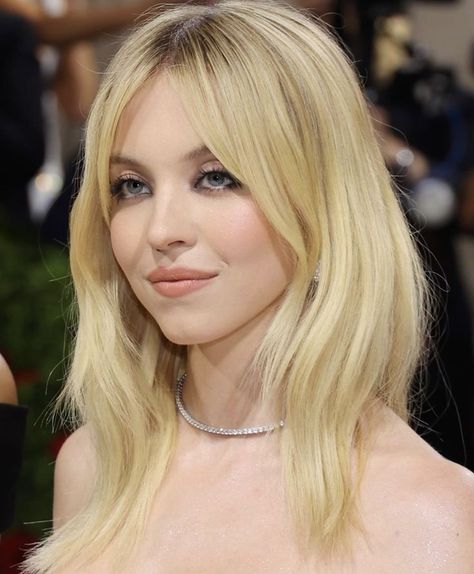 Blonde Hairstyles With Curtain Bangs, Greta Catchlove, Sydney Sweeney Met Gala, Sydney Sweeney Hair, Medium Length Blonde Hairstyles, Celebrities Red Carpet, Hairstyles With Curtain Bangs, Euphoria Cast, Makeup Euphoria